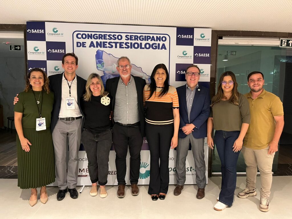 Dr. Roberto Mellara, ladeado por colaboradores da Coopanest-SE e diretores da Saese